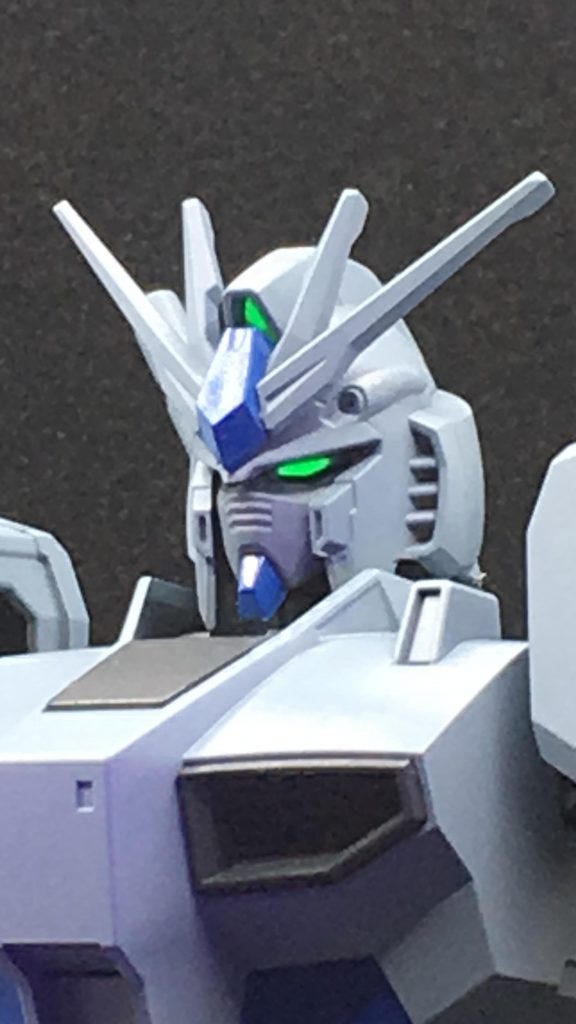 メインカメラとツインアイに蛍光塗料を使い、UVライトで光らせるのが常套手段になっています。目の隈取りが陰影で表現されているという、このキットの大きな特徴がより際立ちます。大いに気に入っています。