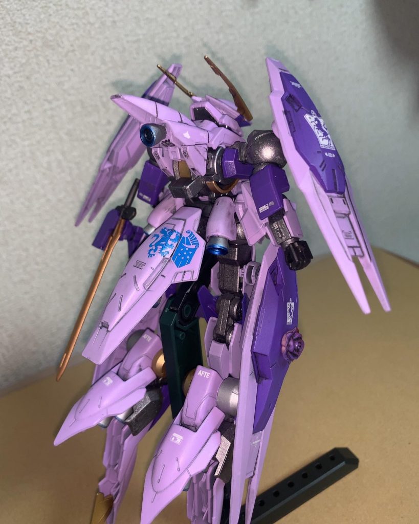 配色をガエリオと逆にするイメージで作成しました。また、私の中でアルミリアのイメージは薔薇なので、百均に売っていたパーツを軽く塗装して貼り付けてみました。