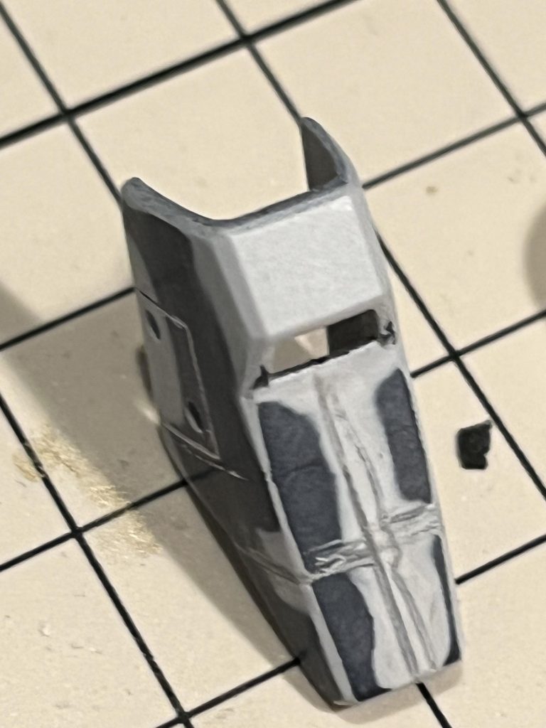 スジボリは挑戦したものの全然うまくできず撤退。全部接着剤で埋めてデカールでデティールアップをはかりました。デカールたくさん使ったけど高い…