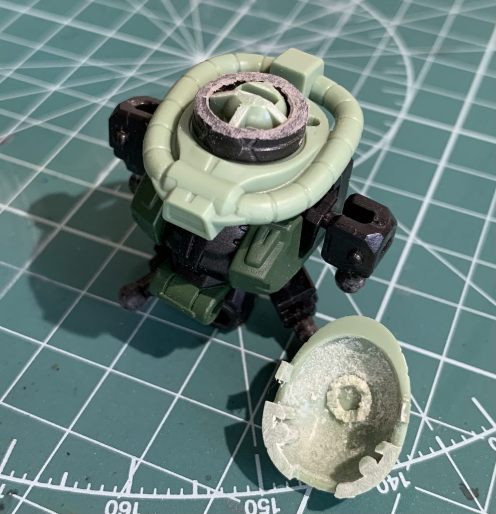 1ミリ程モノアイレールと頭部を削る外科手術をしました。実は削り過ぎる痛恨の失敗をしましたが、ツノ付きの頭が選択用にあって助かりました(汗)。