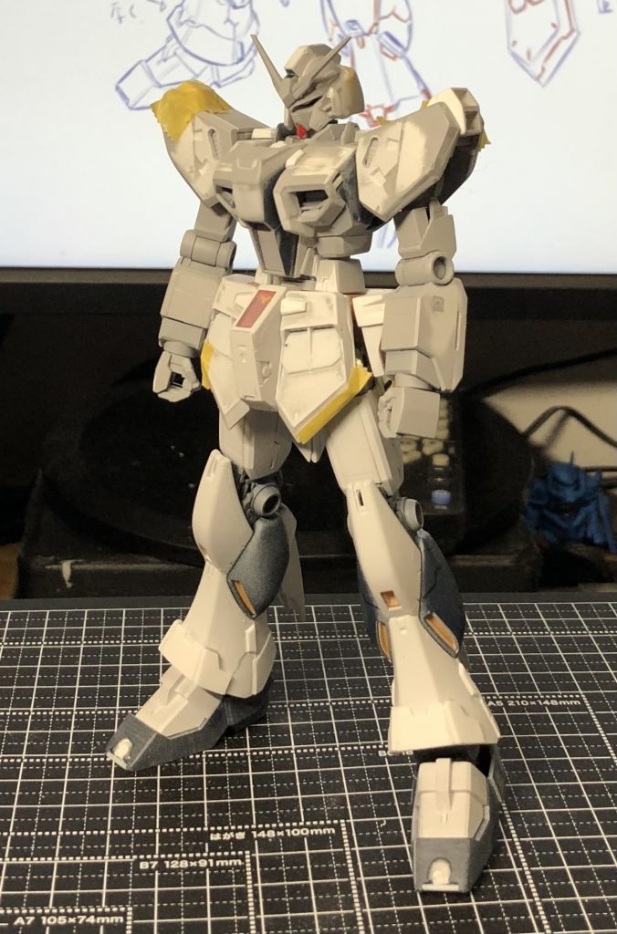 キットはスネ部分がスッキリしていたので、少しゴチャっとさせたくてプラ板で盛りました。膝カバー上部のスラスターは削って制作。