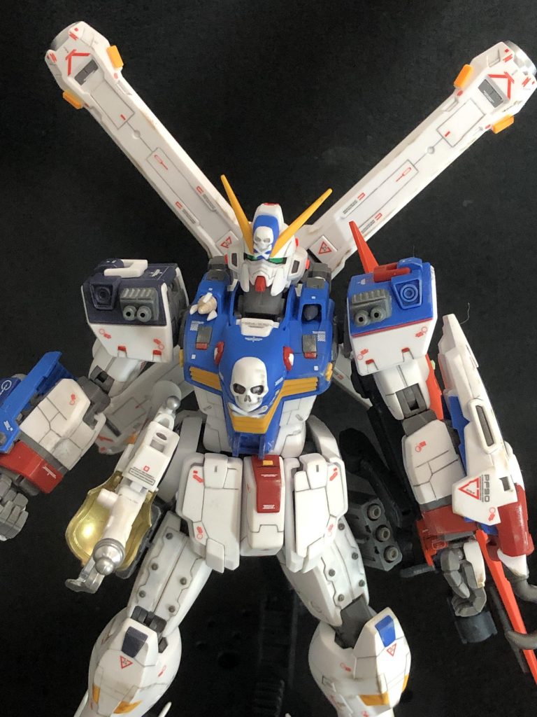 真正面アングル。特に胸部とスラスターのディテールアップを頑張ってみました。正面から見た時の情報量の多さはそれだけでカッコよく見えるので不思議です。