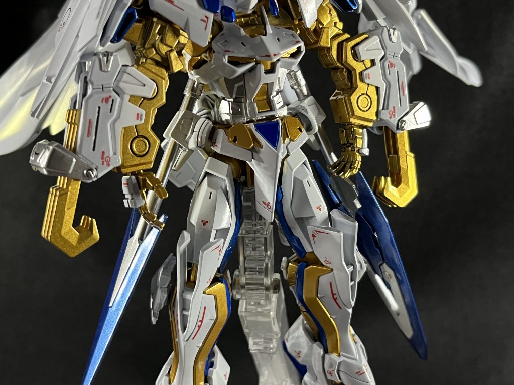 アップ画②首から下を。槍は手持ちの他に腰にも一揃え。これは、原作同様にランスビットにもなる予定ですが、アクションスタンドがまだ手元に無いため、そちらは撮影出来ずでした。ツムハノタチも両腕に装備。