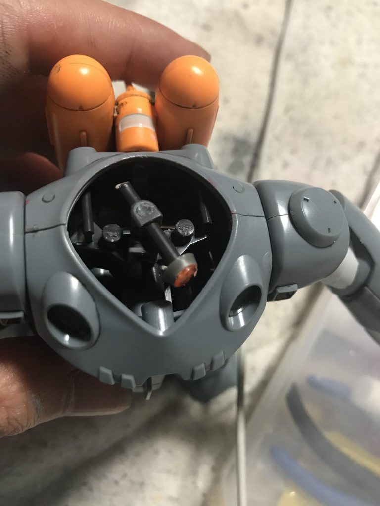 余ったランナーと余ったPCを接着し、モノアイを可動化させています。