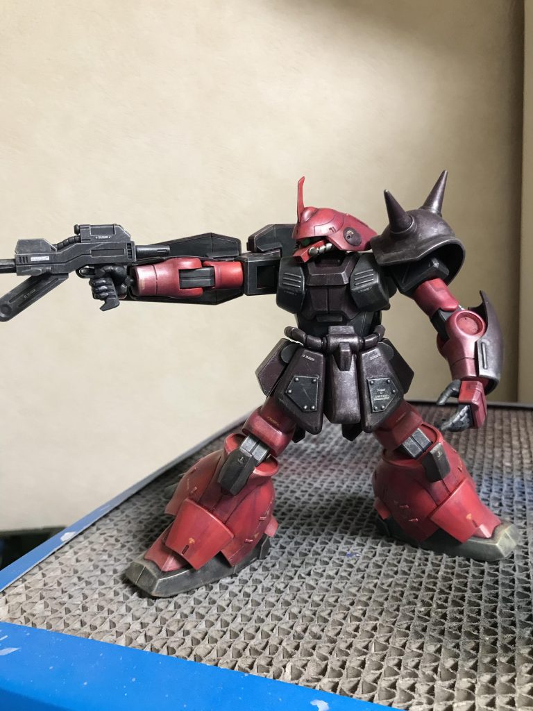 片手打ち。これだけで、エース機っぽくなるから不思議。姿勢って大事。盾持つ方の手で武器使ったら、盾使えませんよ!という声なんか無視して、カッコよさを選ぶのがマラサイ乗り。