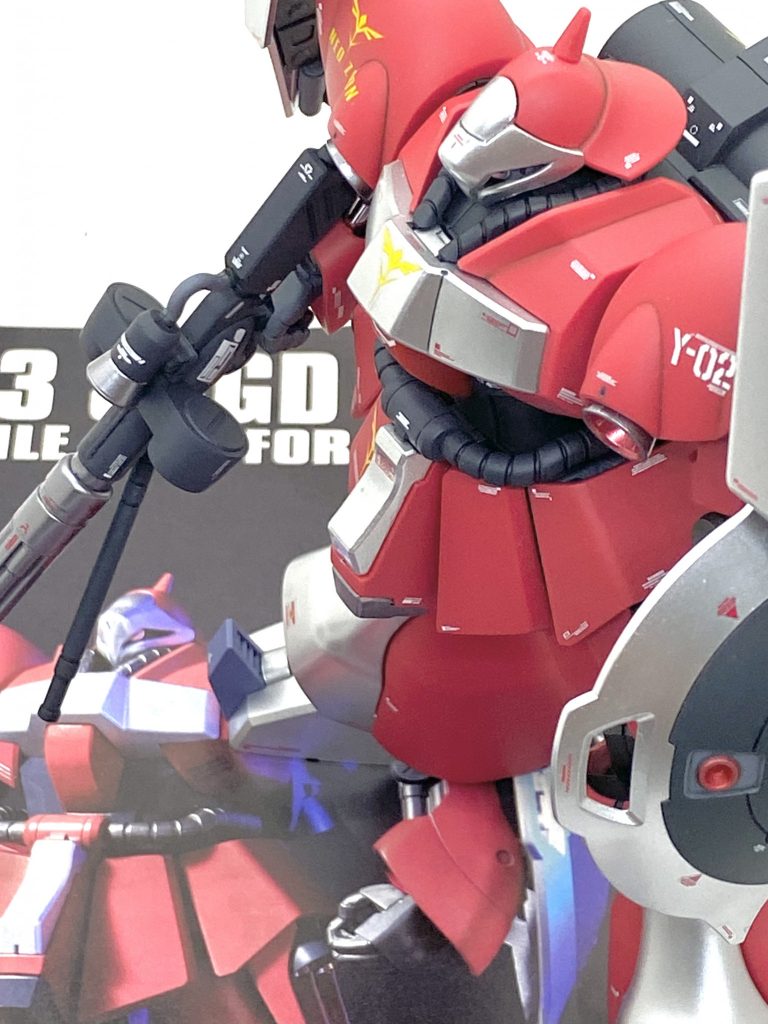 最後は説明書と。ギュネイ機の時はゴールドの塗装が上手くいったので同じ要領でクエス機のシルバーを塗ろうとしたら・・・3回も失敗して明るい色のメタリックがこんなに塗装が難しいと思いませんでした。昔なら、このままパニックなって汚いままのシルバー塗装になるのですが模型誌を沢山読んでいて対処の仕方がある程度はわかっていたのでリカバリーする事が出来て、きちんとしたクエス機のヤクト・ドーガを仕上げる事が出来ました。やはり機体にメタリックがありますと目を惹く物があり、綺麗に塗装が出来るエアブラシがありますと本当に選択肢が増えて作品の表現が広がるから模型を続けるなら早めに買った方が良いと思いました。赤をつや消し、シルバーを光沢にした事により成型色仕上げでもある程度は見れる作品になると思い、残りの逆襲のシャアに出るHGUCも一つ一つ丁寧に作っていきたいと思い、筆を置かせて頂きます。ご覧して頂きありがとうございました。