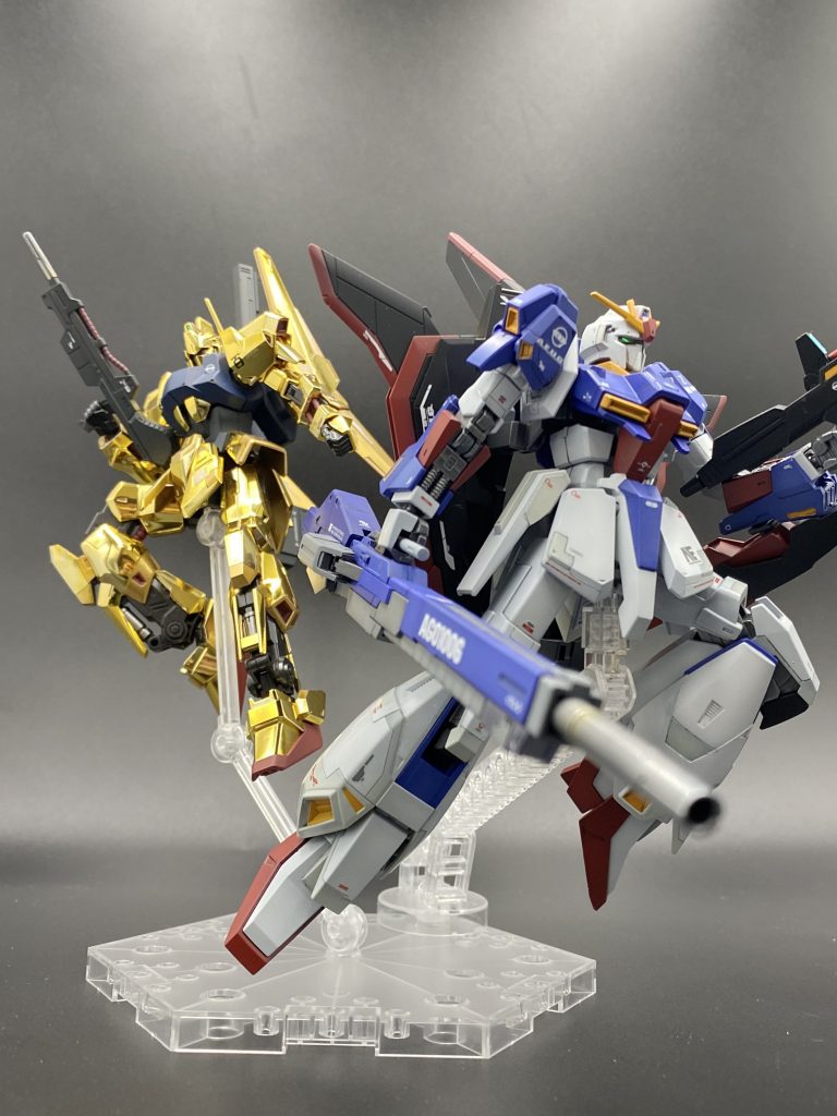 普段は冒頭で触れた百式とセットで飾っています。百式も同シリーズに見えるよう、似たラインのスジ彫を追加し、ゲート跡隠しも兼ねてレッドゴールドで塗り分けたりと手を入れたお気に入りなのですが、メッキは自分で塗装していないので単体での投稿は無しにしておきます。どの道照明当てると光り過ぎて、まともに紹介できる写真も撮れないのです😅