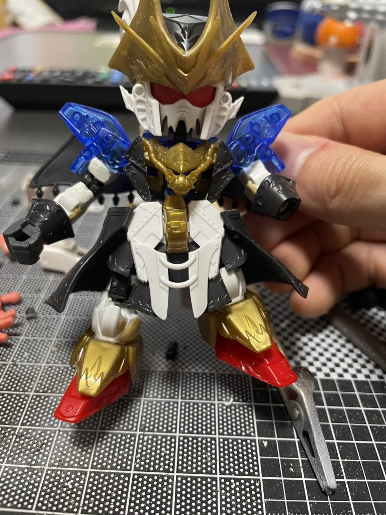 肘関節と股関節にGフレームを移植。ストロングスタイルで各部ぶった斬って真鍮線でしか通してパテでかためました。向かって左が改修後です。