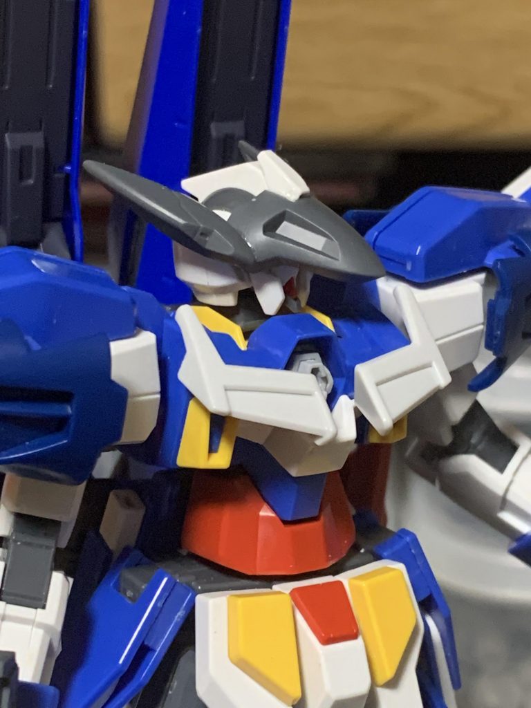 頭部には30MMカスタマイズベッドを追加。ガンプラだけで見たら完全に邪道ですけど、カッコいいからヨシっ。