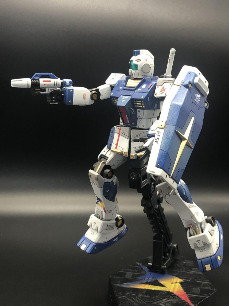 スプレーガンショット1アクションベースはジムに取り付けれるジョイントがないので股に挿すタイプのパーツを狭く改造して使用しました。