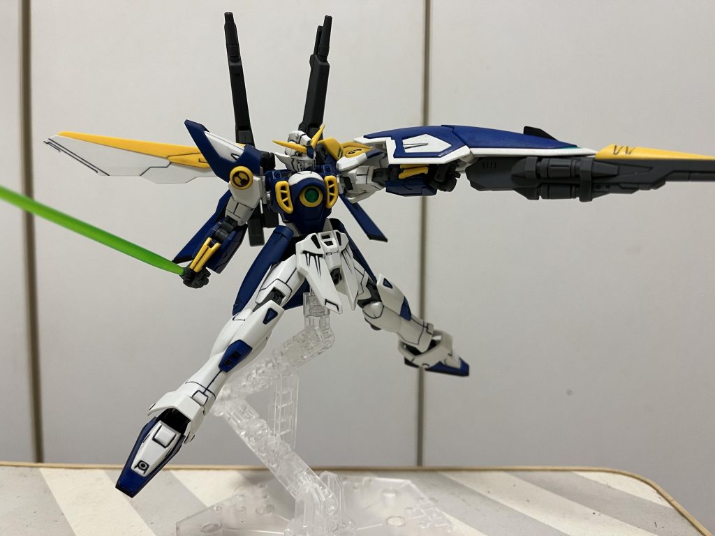 角度を変えて。ウイングゼロは右手サーベルでシールド接続した左手にツインバスターはよくやってましたけど、ウイングは一度も無かったですよね?ウイングゼロも左手は手にツインバスターを持つのではなくて、ツインバスターを接続したシールドを手に持って欲しかったですね。細かい話ですがw