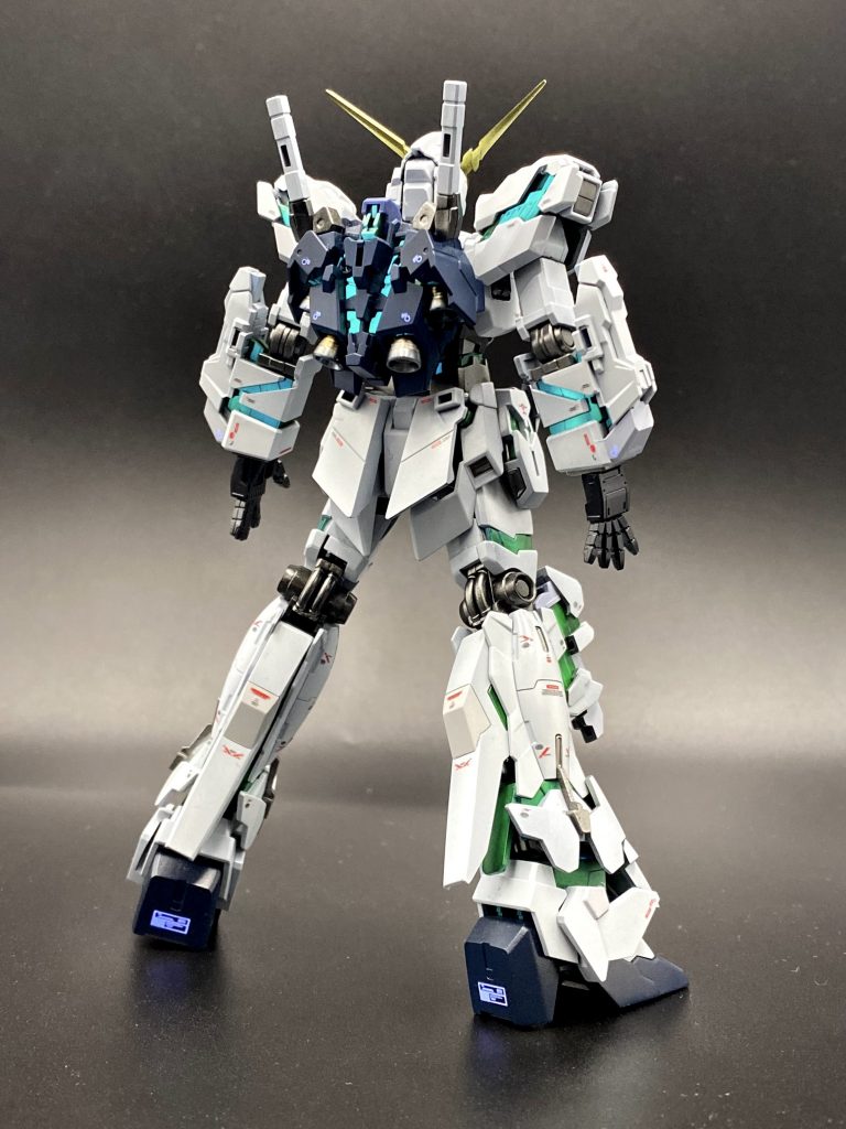 全体的にブラックの上からメッキ風にシルバーを吹き、関節部を残して各色に塗り分け、クリアコート、デカールを貼って再度クリアを吹きました。磨いてません。白はスチールホワイトとウォームライトグレーに塗り分けたのですが、厳密にはどちらもグレーのため差が出ず、素直にホワイトを使うべきだったと後悔しました。この反省は直後のPGUに活かせたので、結果オーライな気もします。