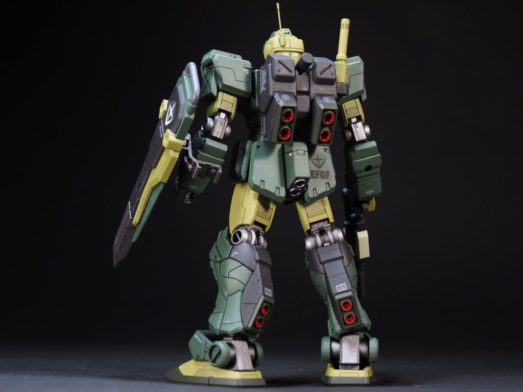 メイン画像は連邦軍という意味で「E.F.S.F.」という記載をしてありますが、ジムストライカーが配備されるのは地上軍だと考え、腰アーマーのデカールは「E.F.G.F.」としてあります。