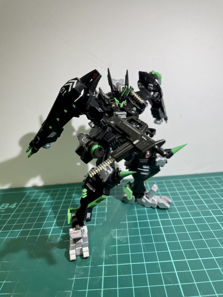 よくあるガトリングガンの弾の連なったやつ好きなのでマガジン改造。後で気づいたがマガジン交換タイプは弾飛び出ないってね、、、