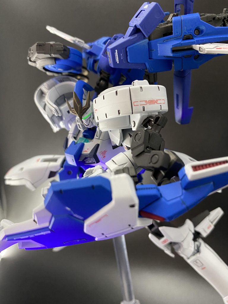 目だけは蛍光塗料を使ってるのでブラックライトで光ります。顔がいい(2回目)