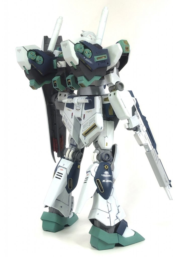 膝裏のパイプはコードを使用、ふくらはぎ両裏のスラスターは市販品を使用しています。ダム部分にスラスター追加、脛部分にプラ板でボリューム追加、RGやガンダム系の設定資料を参考にディティールを追加しました。サーベルは専用サーベルを短くして簡素な感じにしてあります。