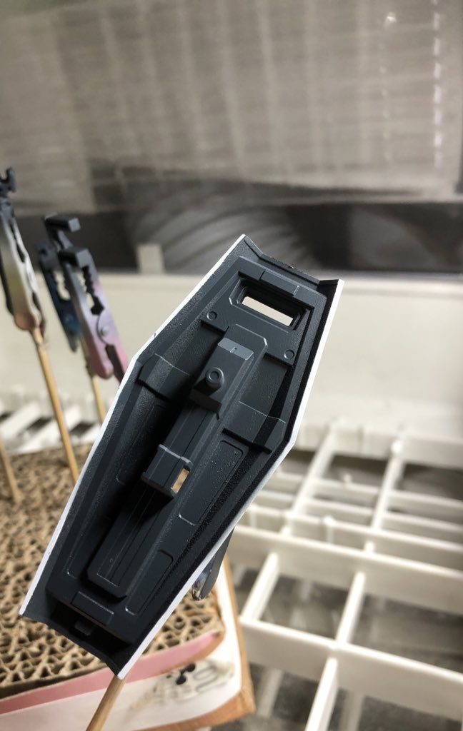 シールドの内側をジャーマングレーで縁をホワイトで塗り分けしました。自己満です