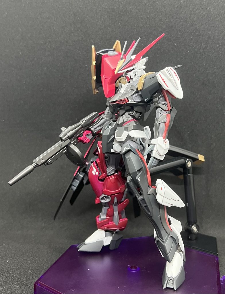 武装は全て携行できるようにしたいため、バインダーの裏側に専用ライフルをマウントし、必要に応じて装備できるようにしてるっス