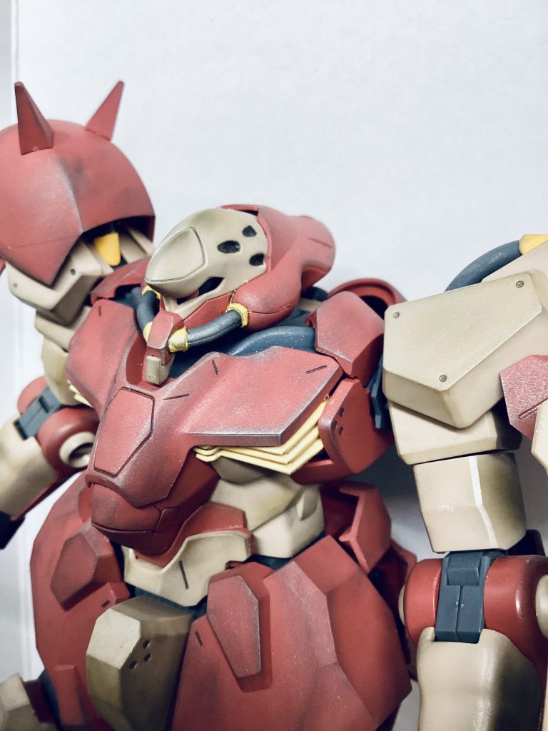 肩と顔の黄色はガンマカ塗装。全体にタミヤのウェザリングマスターを使用。
