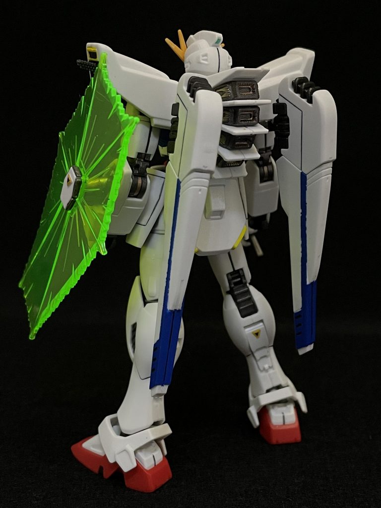 背面からの写真。バックパックの焼鉄色とカッパーで塗り分けました。写真だとちょっと分かりづらいかもしれませんが、いい感じに金属感が出て気に入ったポイントです。ヴェスバーは合わせ目消しの加工をしています。