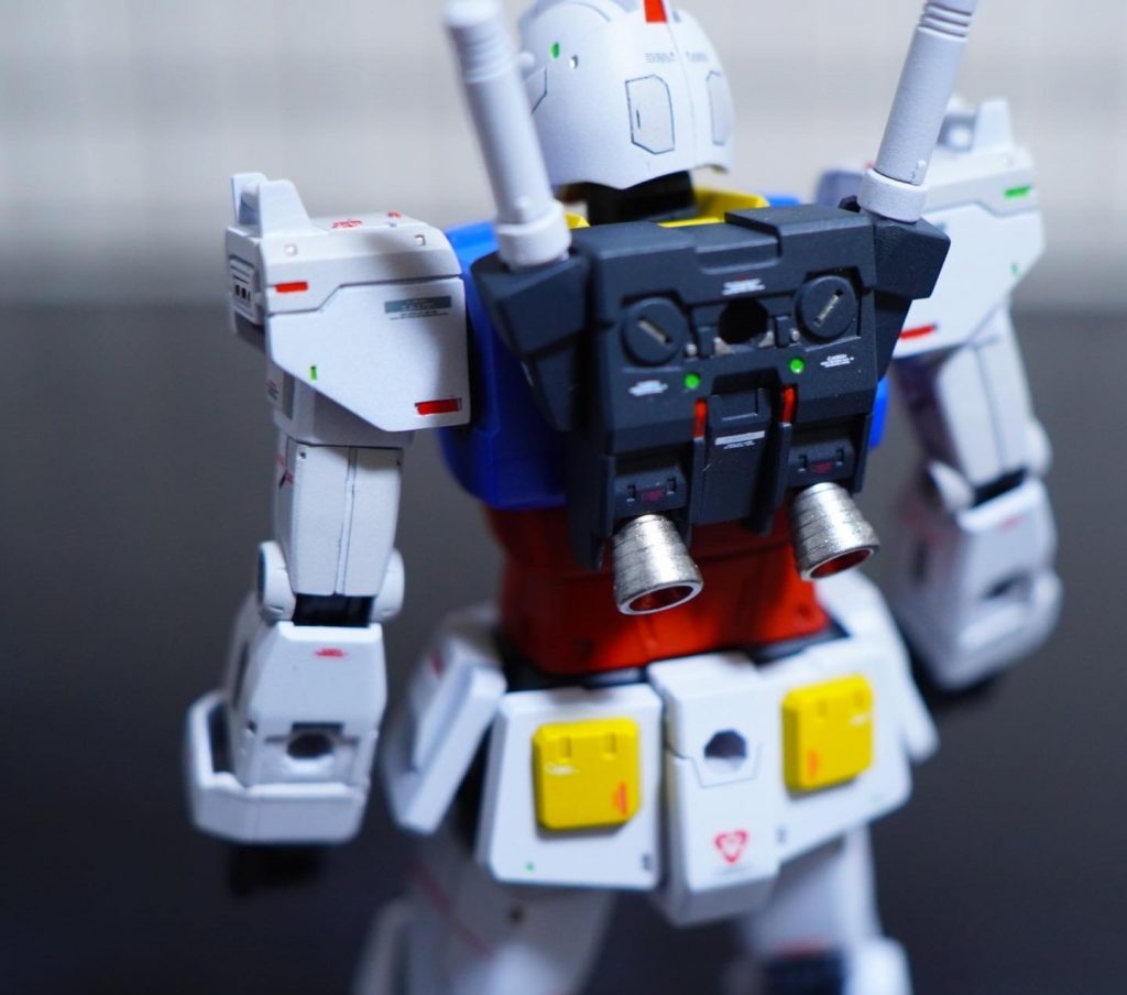 「後」UNLEASHED:左右で肩の色が違うところも再現。