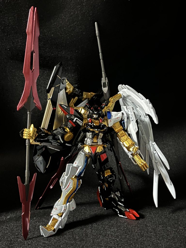 立ち姿④双子機なので、本体の構成は白と同じです。武装のみ変更で、槍は、トランジェントガンダムグレイシャーの物を背中に、ロードアストレイΩの大剣そして、ゴールドフレーム天ミナと言えばの象徴的なマガノイクタチも乗せました。