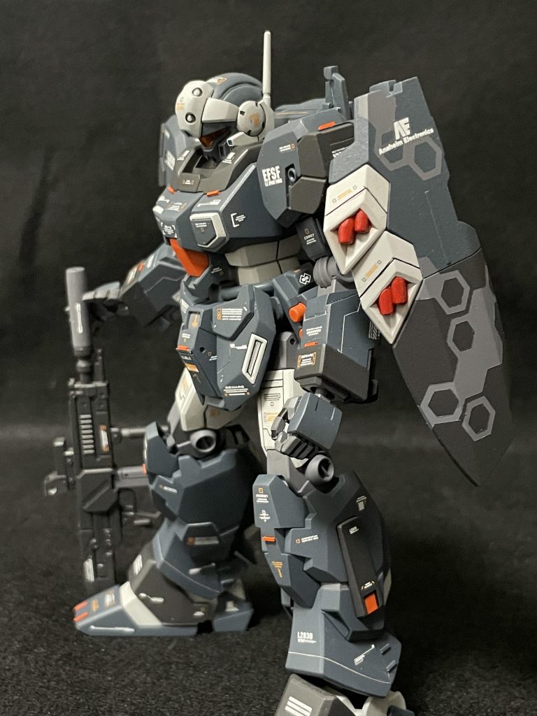 シールドをヘックス迷彩柄で塗装毎回デカールを貼りすぎてしまいます