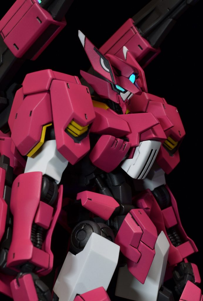 前額部のセンサー周りも新造しクリアパーツ化。センサー類は蛍光塗料と蛍光シール＋ブラックライトで光らせています。