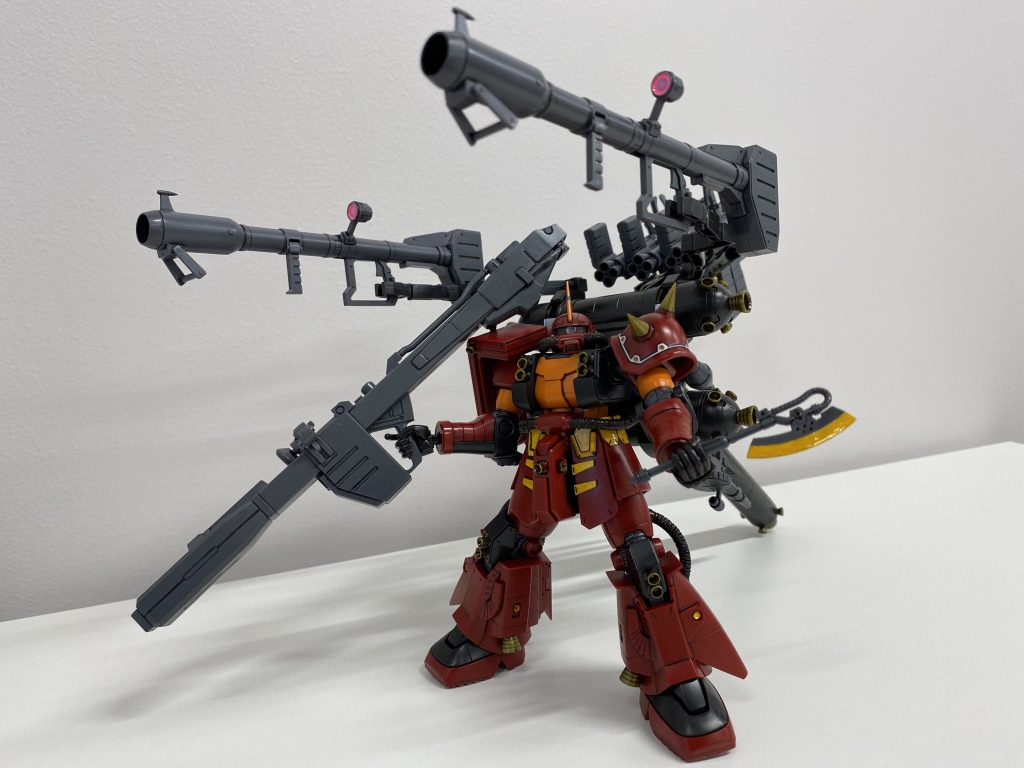 近接戦闘用の兵装であるヒートホークも持たせられます!刃の部分はガンダムマーカーでイエローカラーに塗装し、よりヒートホークらしくしています!