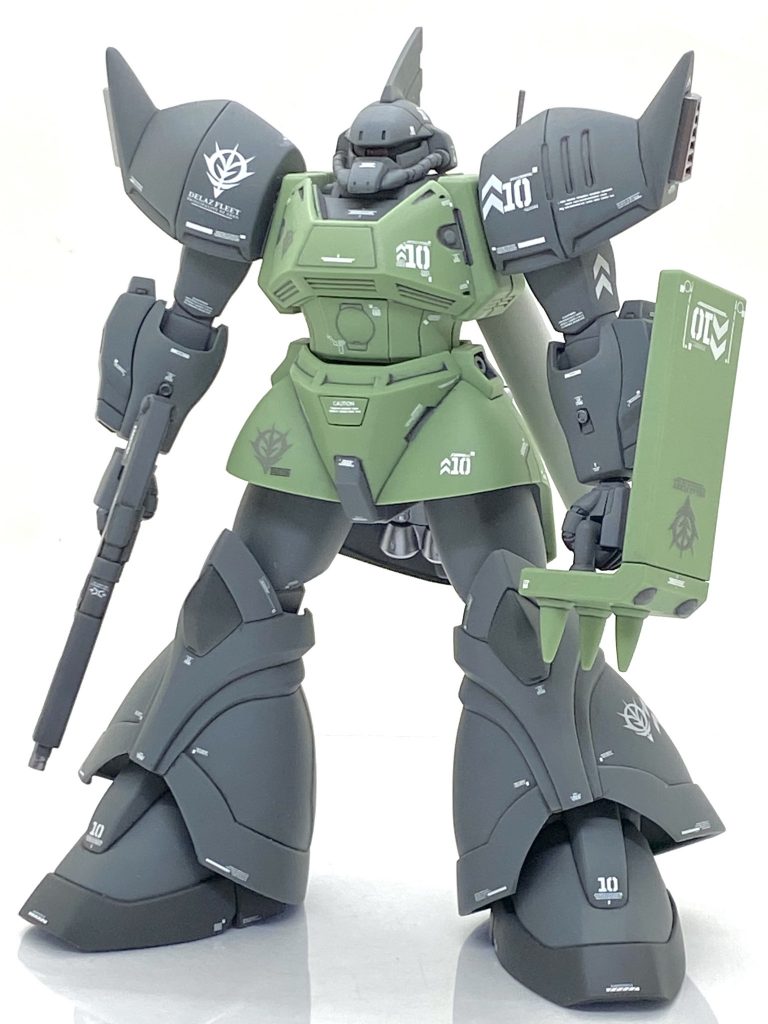 HGUC ゲルググマリーネを部分塗装＋αで作ってみました。自分はゲルググが大好きで量産型やシャア専用、ゲルググJ、リゲルグと様々なゲルググ系を作りました。ですが、ゲルググマリーネだけはカッコいいのですがあまり作り気がしませんでした。マリーネは一番最初に出たHGUCのゲルググ系で当時は出来が良いと言われていましたが・・・シーマカスタムもそうですが成型色が透けてしまうから成型色仕上げに向かないのでは？とずっと思っていたのです。「最悪、明るいグリーンの所は全塗装するか？」と覚悟をしながらも様々なデカールを使って、今風のゲルググマリーネを目指す事にしました。