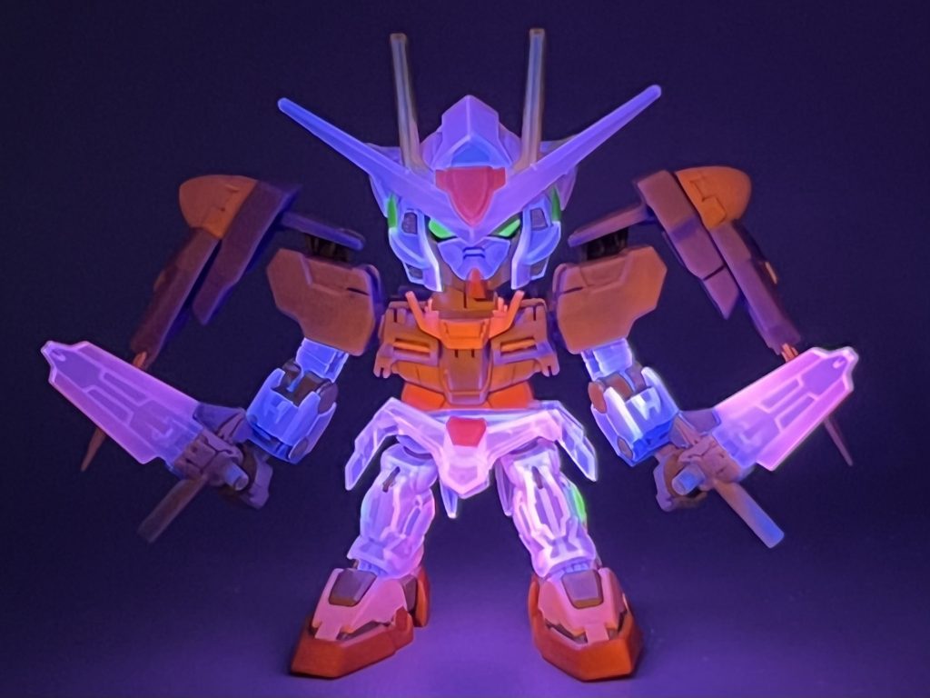 ブラックライト映えするかな？と思いましたがクリアパーツ部分はピンクで通常パーツはオレンジ、と反応した色合いが違って微妙でした。