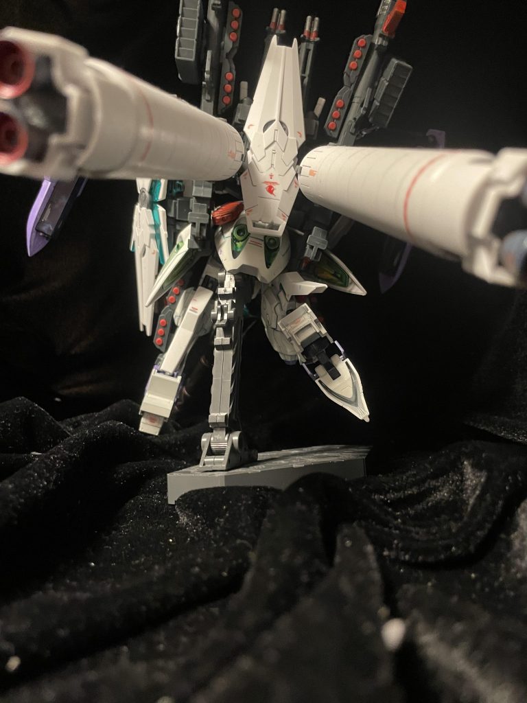 フルアーマーユニコーンの特徴的な兵装はほぼそのまま背負わせています。