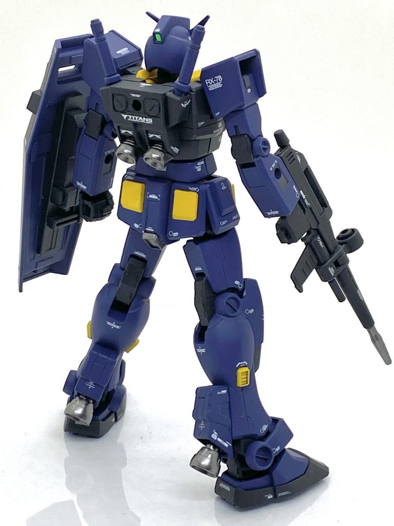 EGを全塗装して思ったのは全てプラパーツなので非常に関節が硬くなり、はめ込みが大変になる事で特に股関節は折れてしまう程でした、真鍮線で補強したので何とかなりましたが関節はマスキング出来る所はした方が良いですし、ヤスってクリアランスも取った方が良いと思います。ただ、分割や作りやすさはHGUCより上で頭の顔や股間のVマークが1/144で分割されているのには驚きましたと同時に塗装も大変楽でした。俺達のEGガンダムの主催者でありますAVALANCHE .t.i様が教えるアバLaboに装甲裏にジャーマングレーを使う事勧めている記事があり、今回は主催者様に敬意を表し、関節や装甲裏はジャーマングレーで塗っています。