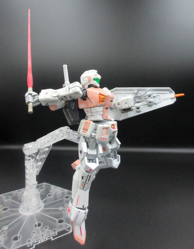 【 私の中の 妄想設定 <開発工程①>】彼らの熱意(狂気)によるものなのか、または意外にも 高い技術力を持っていたのか、初めて触る MSにも関わらず、彼らが求める ジムの頭部の改造(小顔・♀顔化)をやり遂げてしまう。だが この結果、頭部の小型化により ボディとのバランスが 大きく崩れ、そのため 彼らの理想(欲望)を実現するには ボディも 大幅な 小型化を余儀なくされる。しかし MSの システムの中核を担う ボディの小型化は、頭部の改造よりも 遥かに難易度が高かった。そして それでも無理に改造を進めた結果、起動 出来なくなってしまう。「最新鋭の兵器を 壊してしもうた、、、(上層部にバレたら)まずいっ!!」こうして 彼らは この事実を隠ぺいするために、ある大きな 博打に打って出る。「ジムの 軽量化、可動限界の『Feasibility(実現可能性)』を 我が基地にて 研究させてください!!」と。こう銘打って、連邦の上層部へ『F型 プロジェクト』として 正式な計画立案をしたのであった。