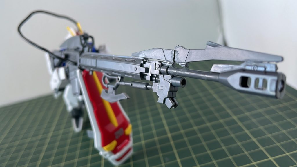 反動が大きく、カスタム等をしないと並大抵の機体では使えない。操作性を上げるために何かしらの物で位置の固定が必要。外部エネルギー管を使用し電気エネルギーや機体のエネルギーを使って威力を底上げできる。さらに、小型マシンガンとの同時運用も可能で、近づく敵も対応できる。威力は控えめだが秒間120発の弾薬を発射できる。