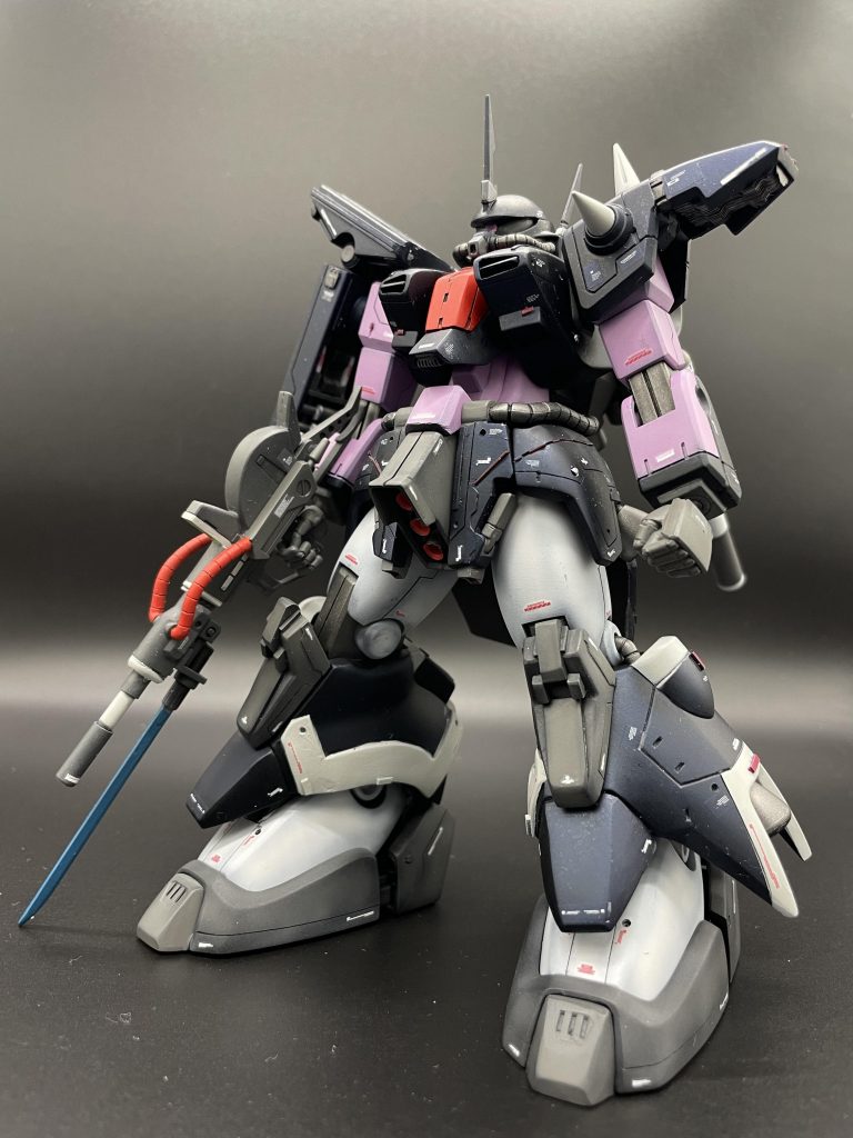 脚も色々とディテールアップしました。内側にプラ板で分割変更膝部も角プラ棒を使用して変更。ビームライフルも延長してあり、ザクⅡのザクマシンガンの部品も使用してます。