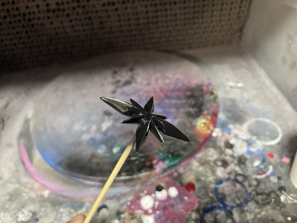 手裏剣の肉抜きに苦戦。プラ材とパテで少し大きめに作りました。どうしてもキレイに表面処理出来なかったため、クリアー厚吹きし研ぎ出しました。キレイにしなきゃと思って削っていったらどんどんボロボロになっていったので自分に出来る事考えたらこうなりました。