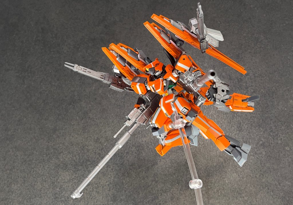 　あくまでもこの機体は非戦闘用MSであるため、スクランブル発進以外では2丁の滑腔砲は装備しない。ちなみに航行ユニットに附属しているレールガンは、宇宙デブリ破壊のためのもので戦闘用ではない。