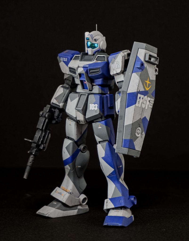 ずっとやってみたかったスプリッター迷彩です。マスキングが甘く手直しが必要になりましたが、なんとか仕上がりました。基本色の薄いグレーはサフのグレーそのまんまです。