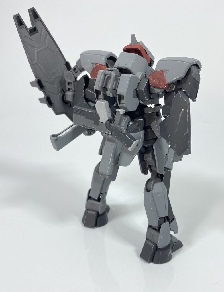 [ヴェルディグレイズ隊員機仕様]ヴェルディグレイズの第8小隊隊員機仕様。隊長であるエリアス・ヴォルフと同じく防衛戦に優れた適性を持つ隊員で構成されている第8小隊員に与えられる機体にも、ヴォルフの機体と同様の改修が施されている。もっとも、ヴォルフの専用機そのものは重量バランスの偏りなどの影響で非常に扱いが難しいセッティングとなっているため、隊員用の機体は基本的な要素を取り入れながらも各部が簡易化されている。