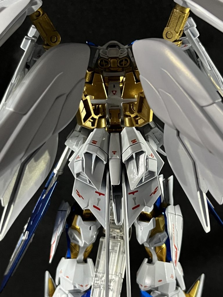 アップ画④背部を。翼〜バックパックはRGウイングゼロEWのものをそのまま。接続部を少し削り、あとはそれぞれの接着面を接着剤で固定。腰後ろはΩのものが凄く好ましいデザインだったので採用。天のものがちょうど溝に挟まる形でピッタリだったので、こちらも難無く接着固定。