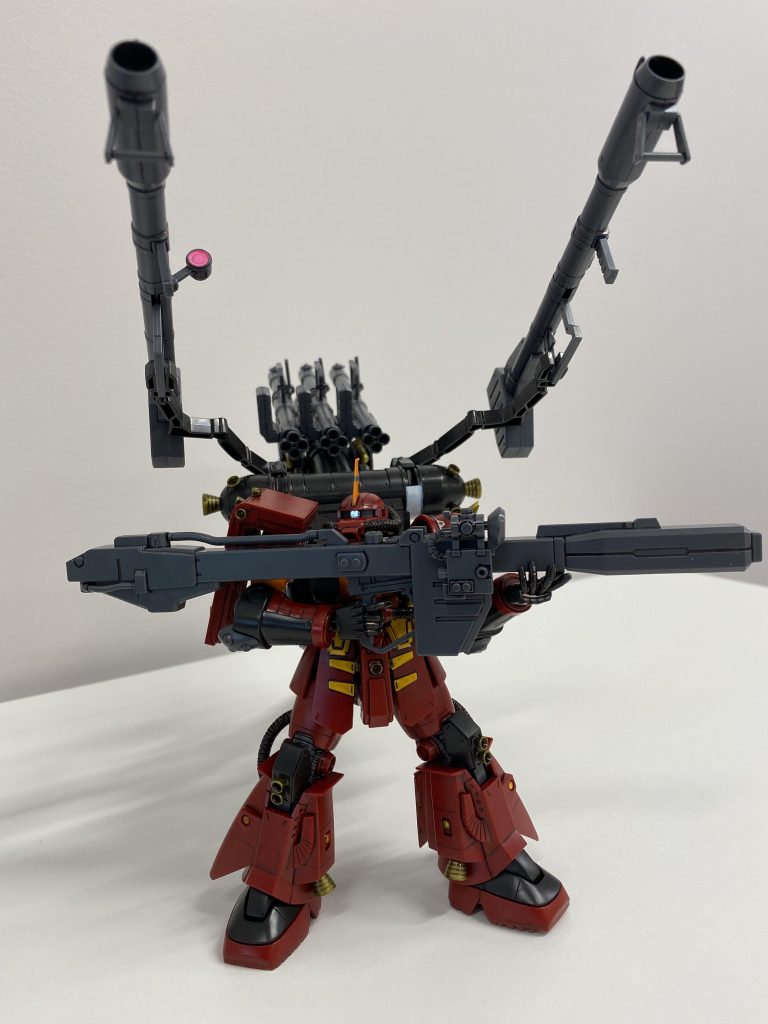 劇中では、ビーム・バズーカを横にして発進していたので、できるかどうかやってみたところ、できました。ただ、横幅が一気に広がります!