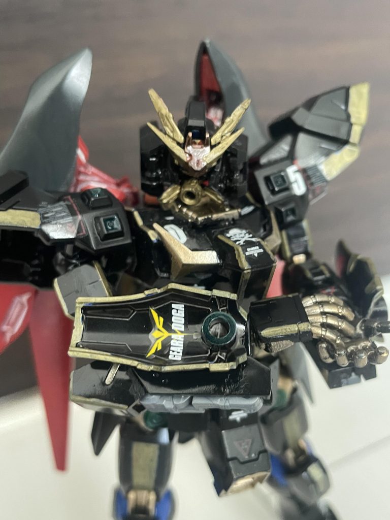 スザクがユーフェミアの騎士になった時のマーク的なやつに近いネオ・ジオンのデカールを両碗部に貼ってます