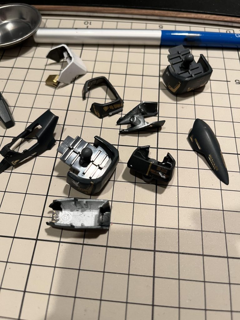 手で触った個所の脂分をとらずにスプレーしたから塗膜がポロポロ剥がれる。ガンプラ動画などで、必ず洗浄とサ―フェイサーの工程が入る意味を体感しました。組み立てては禿げ、筆塗りでリカバーしてトップコートしての繰り返しでした。トップコートより下地が重要ですね。