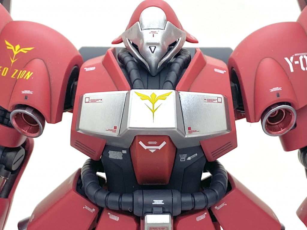 デカールはガンダムデカールのHGの逆襲のシャア ネオ・ジオン用とシナンジュ用をメインに市販のデカールを貼ってカトキ風にしましたが・・・ギュネイ機と全部同じデザインのデカールにするにはシルバー部に貼る赤のコーションが無いのでなるべく似た様なデザインの貼っています。ギラ・ドーガの時と同じく、腕と足のシリンダー部はミラーフィニッシュの金属光沢シートを貼りますが質感が抜群なので良いアクセントになります。