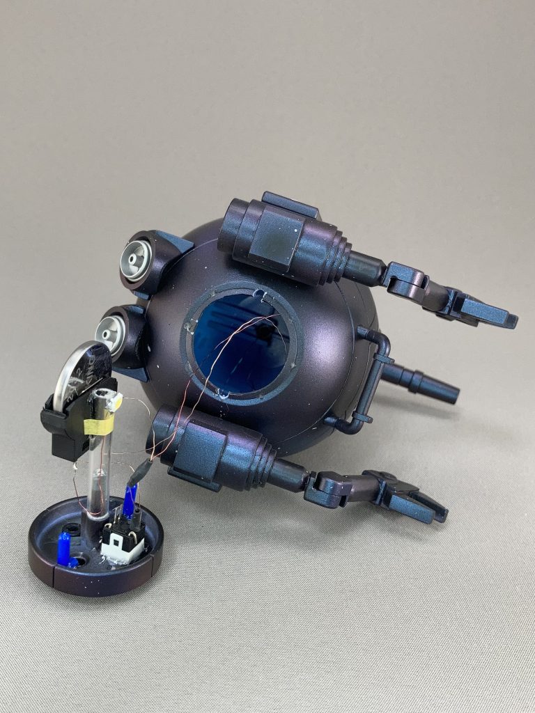 下部バーニア付近光源、電源、スイッチ、スタンド用3mmポリキャップがあります。スイッチは外からバーニア内を押して操作します。当初電飾の予定はなかったので、少し強引になりました。