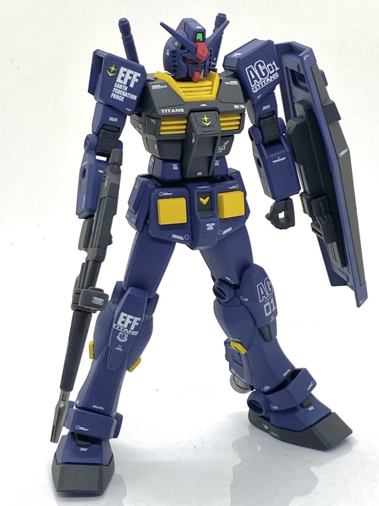 そのまま作っても面白味の無い作品になってしまうので原典が同じギレンの野望に出てきますプロトタイプガンダムマークⅡの更にプロタイプをイメージして、脚元にバーニアやダクトを付けてみました。バーニアはビルダーズパーツHD MSバーニア02を幅詰め、ダクトは取り付け部を彫刻刀で彫り、それぞれ接着しています。お尻の部分も大きな隙間になっていたのでダクトを塗装して接着しています。後述しますガンダムマークⅡの武器を持たせますと更にガンダムマークⅡに近い見た目になります。