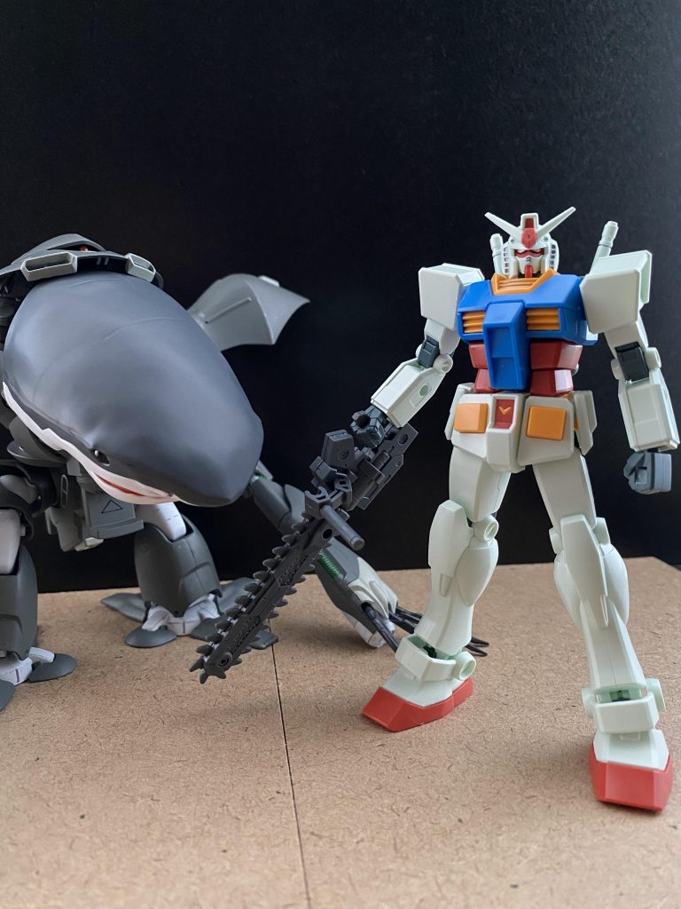 ガンダムのパイロットは、フィン･シェパード大尉。対水陸両用MSのエキスパートだ。チェーンソー型の専用武装で、水陸両用MS(主にサメ)をやっつける。(意味不明)