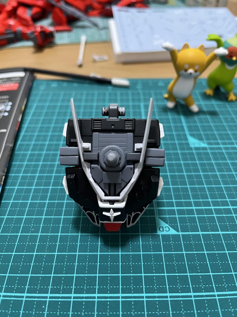 首回りです。肩の関節ジョイントが八角形のジョイント丸出しだったので四角に整形してスリットを入れてフレーム風にしました。