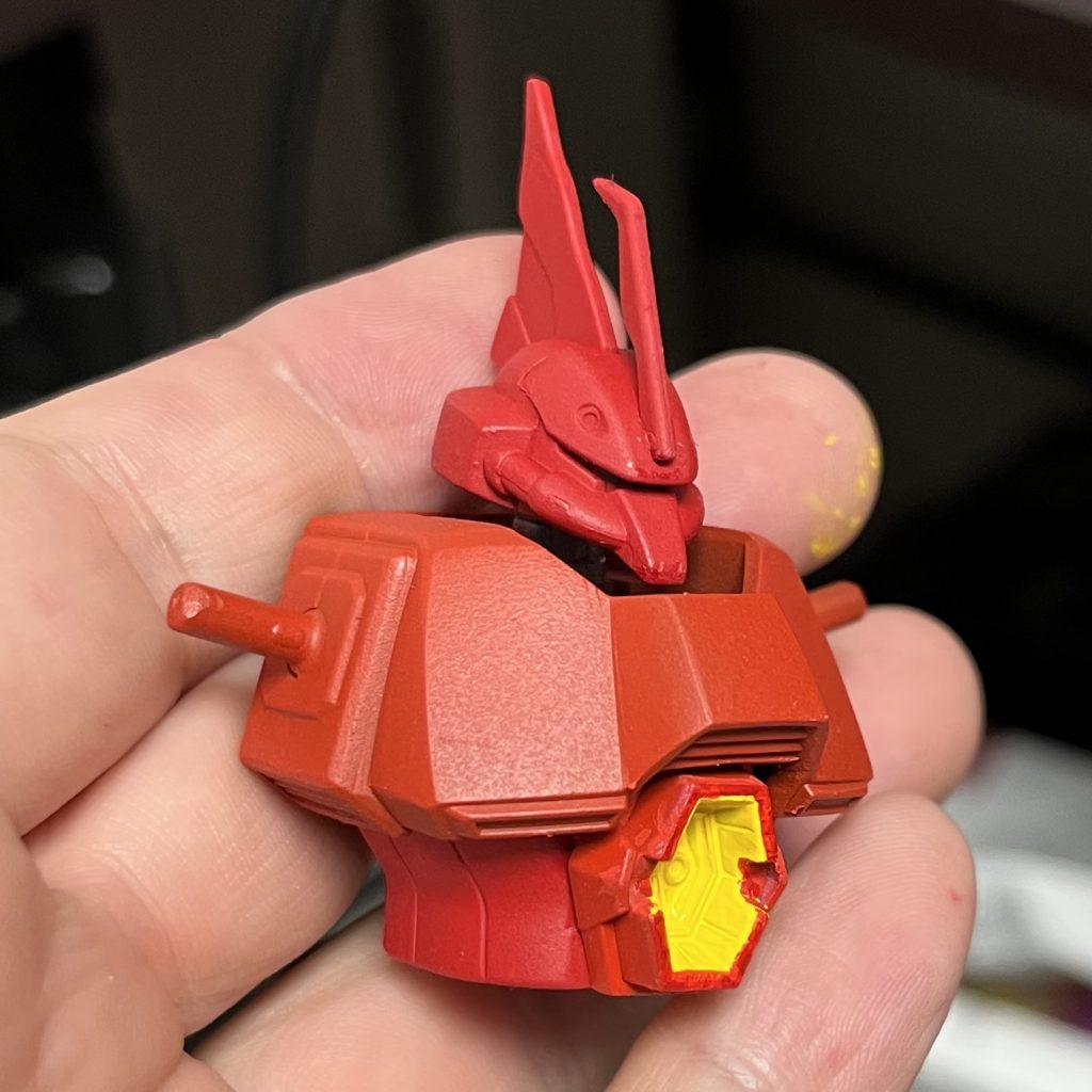 制作途中の写真を1枚だけ。最初のメガ粒子砲のボツ案。コッチの方がサザビーに似てるのですが、隙間ができるのとコクピットのデザインと似ているので変化に乏しいと思ってボツにしました。